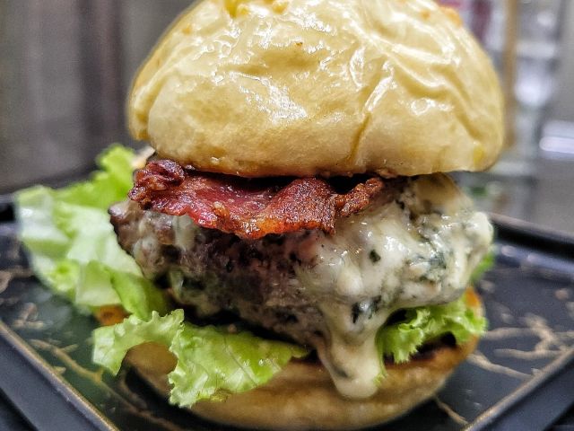 Secrets Bar and Grill - Nha Trang_Bacon Blue Cheeseburger_menu_image