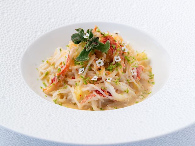 Paste Bangkok_Fermented hand made noodles with king crab and som saa zest_menu_image